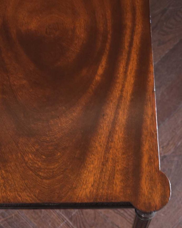 アンティークのテーブル　アンティーク家具　お花の彫りが美しいイギリス輸入のアンティーク家具、マホガニー材のサイドテーブル。天板を近づいてみると…アンティークだから手に入れることが出来る天板に使われている銘木の美しさにうっとりです。(q-1484-f)