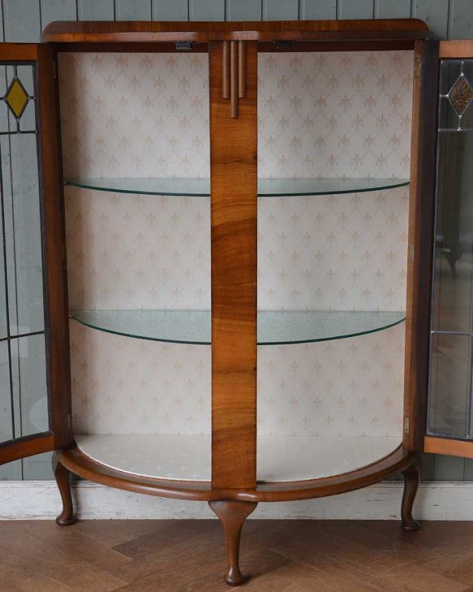 アンティークのキャビネット　アンティーク家具　ウォルナット材の英国アンティーク家具、ガラスキャビネット（飾り棚）。扉を開けて中を見てみると…職人がキレイに修復して、背板も新しい生地に張替えました。(q-1485-f)