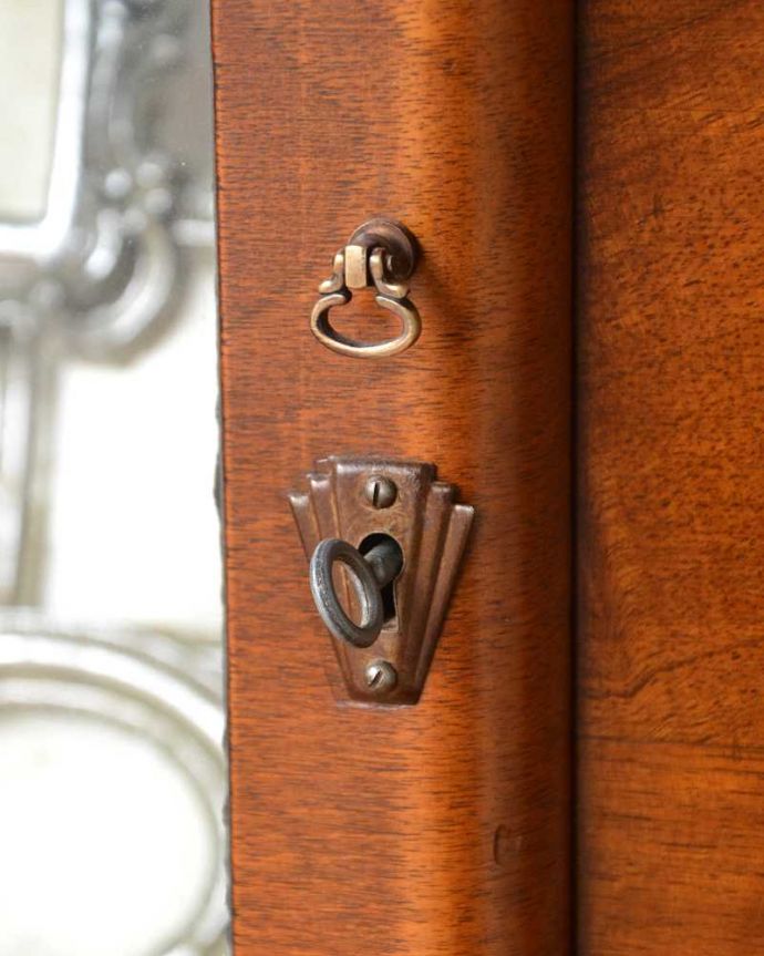 アンティークのキャビネット　アンティーク家具　ウォルナット材の英国アンティーク家具、ガラスキャビネット（飾り棚）。開ける度にワクワク･･･ カギを使って扉を開ける度に、まるで宝箱を開けるみたいです。(q-1485-f)