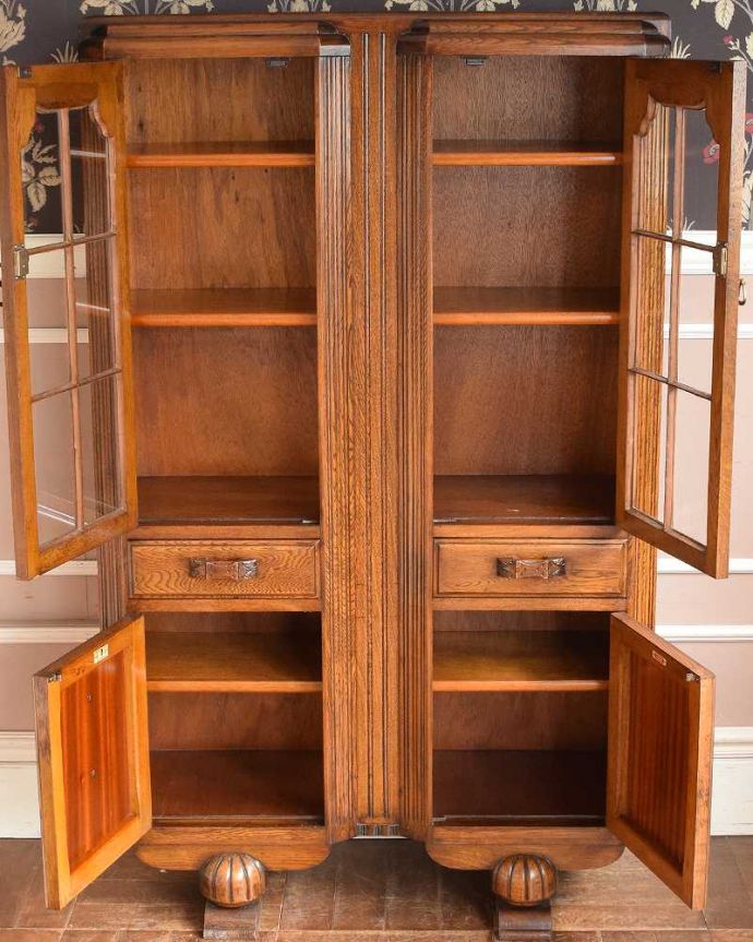 アンティークのキャビネット　アンティーク家具　重厚感のある英国アンティーク家具、イギリスのブックケース（本棚）。扉を開けると･･･重い本がたっぷり収納できるように頑丈に作られています。(q-1486-f)