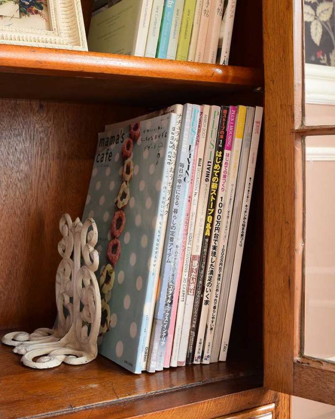 アンティークのキャビネット　アンティーク家具　重厚感のある英国アンティーク家具、イギリスのブックケース（本棚）。しっかり収納できますA4サイズの雑誌までしっかり収納出来ちゃう優れもの。(q-1486-f)