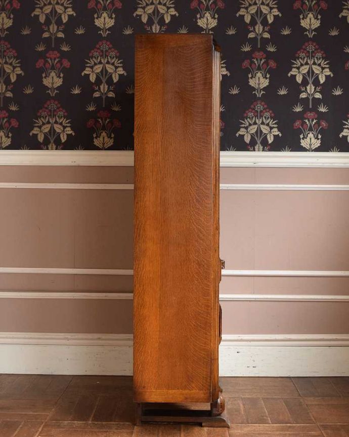 アンティークのキャビネット　アンティーク家具　重厚感のある英国アンティーク家具、イギリスのブックケース（本棚）。横から見てもステキ横顔だって英国アンティークらしくカッコイイんです。(q-1486-f)