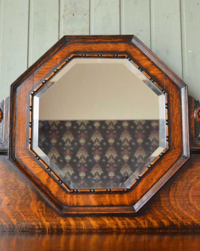 アンティークのキャビネット　アンティーク家具　英国ならではの重厚感のあるアンティーク家具、オーク材のミラーバックサイドボード。美しいアンティークのミラーカッティングがキラッと輝くミラー。(q-1490-f)