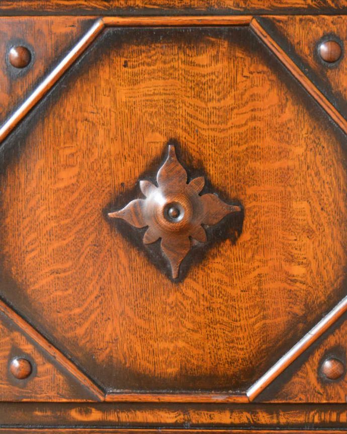 アンティークのキャビネット　アンティーク家具　英国ならではの重厚感のあるアンティーク家具、オーク材のミラーバックサイドボード。英国アンティークらしさアンティークらしい丁寧な装飾。(q-1490-f)