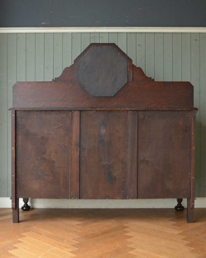 アンティークのキャビネット　アンティーク家具　英国ならではの重厚感のあるアンティーク家具、オーク材のミラーバックサイドボード。もちろん、後ろ姿もキレイです。(q-1490-f)