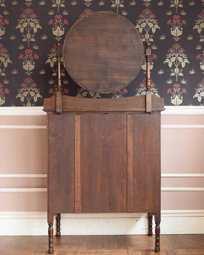 アンティークのドレッサー　アンティーク家具　イギリスで見つけたアンティーク家具、丸いミラーが付いた英国のドレッシングチェスト。もちろん後ろ姿もキレイです。(q-1493-f)