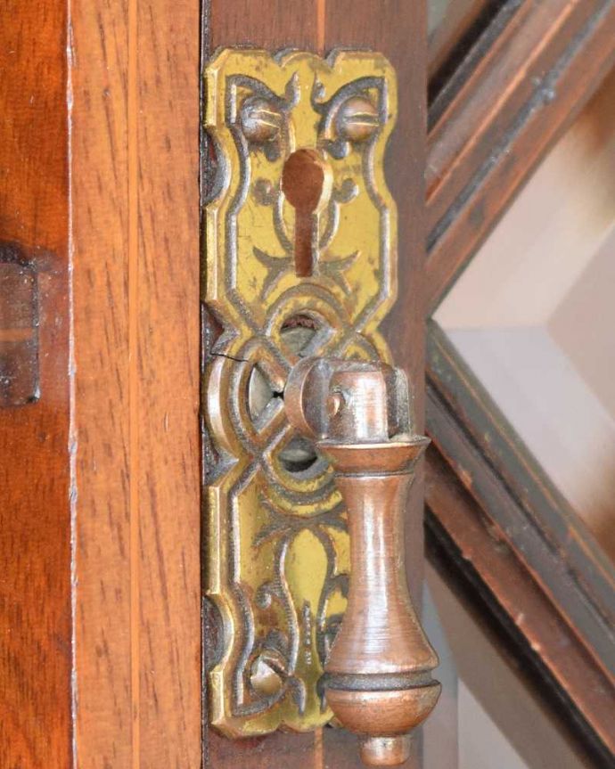 アンティークのキャビネット　アンティーク家具　お部屋のコーナーを彩るキャビネット、象嵌が美しい英国アンティーク家具。アクセサリーの様な取っ手。(q-1497-f)