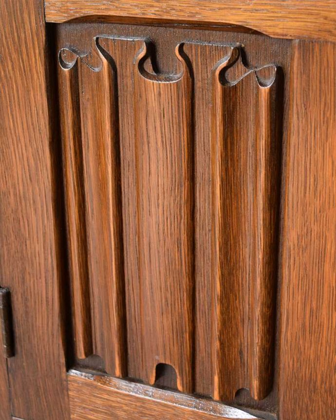 アンティークのキャビネット　アンティーク家具　英国輸入のアンティーク家具、ケイム材のガラス戸が美しいブックケース（本棚）。ここの彫も最上級の美しさいろんな部分の美しさが重なり合って、最上級の美しさを醸し出してくれます。(q-1501-f)