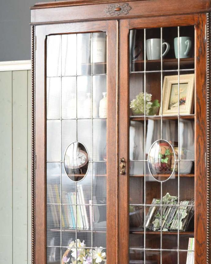 アンティークのキャビネット　アンティーク家具　カッコいいアンティークの英国家具、シックな大人色のブックケース。まずはステンドグラスを楽しみましょう現代のように機械が発達していない時代に作られたステンドグラス。(q-1502-f)
