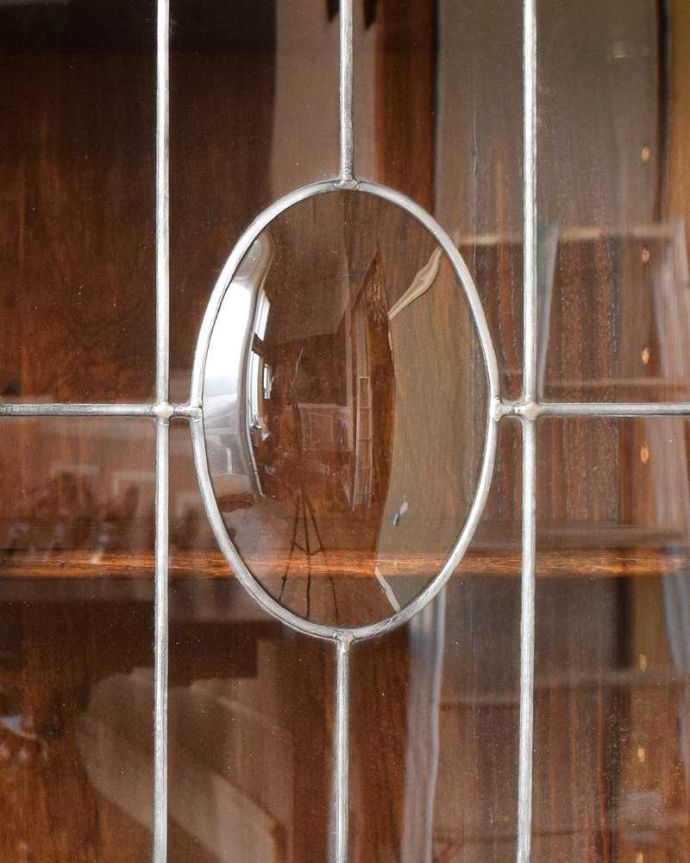 アンティークのキャビネット　アンティーク家具　カッコいいアンティークの英国家具、シックな大人色のブックケース。アンティークのガラスの美しさガラスも古いアンティークのステンドグラスは独特の雰囲気が魅力。(q-1502-f)