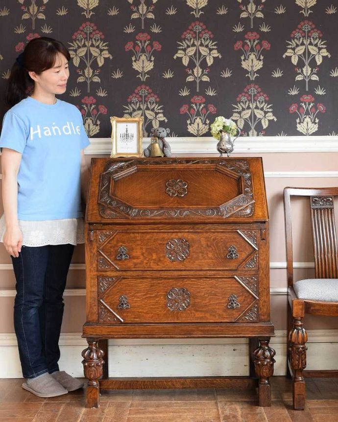 ビューロー　アンティーク家具　英国輸入のアンティーク家具、お花×葡萄の彫りが付いたライティングビューロー（デスク）。扉を前に倒すだけで、あっという間に自分だけの場所扉の部分を前に倒すと、あっという間にデスクに早変わり。(q-1504-f)