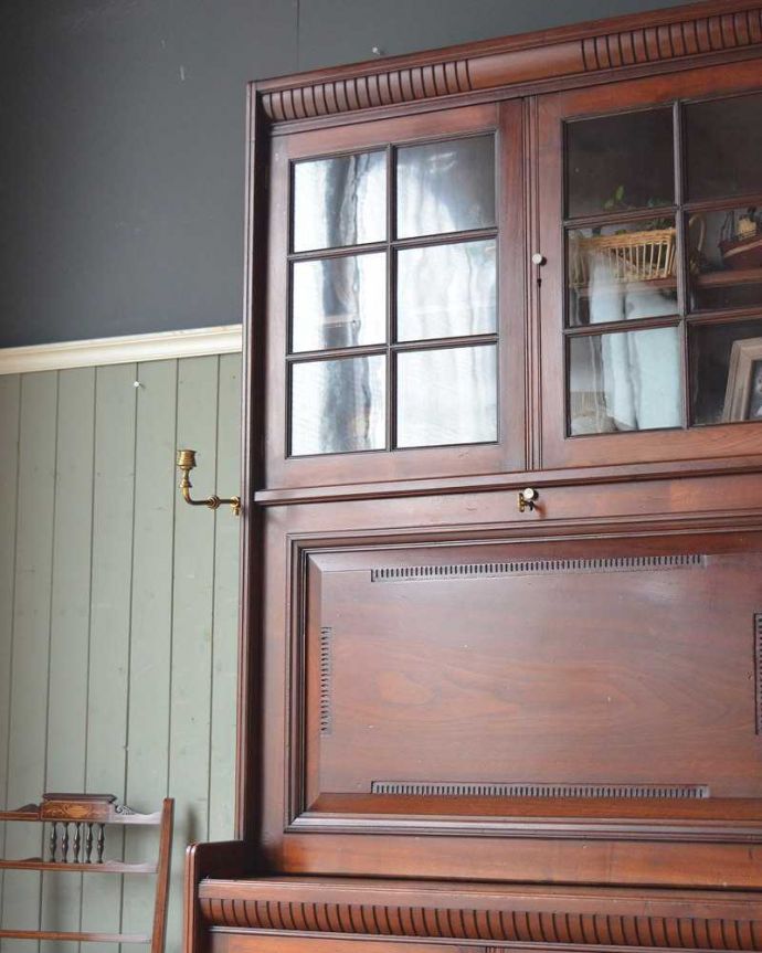 ビューロー　アンティーク家具　キレイなアンティーク家具、英国のビューローブックケース（本棚とデスク） 。英国アンティークらしいガラス扉の美しさデスクの上はガラス扉のキャビネット。(q-1505-f)