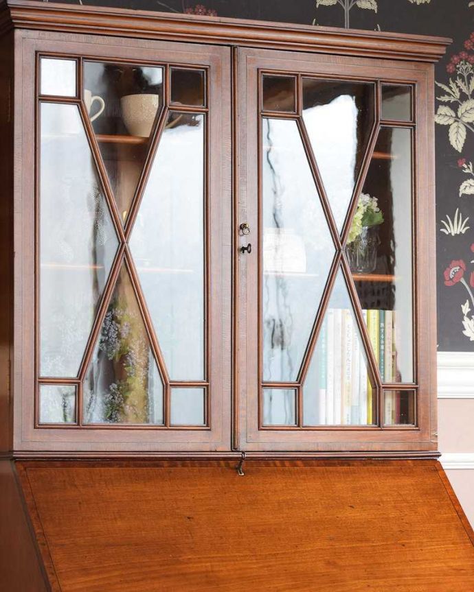 ビューロー　アンティーク家具　美しいマホガニー材のアンティーク家具、英国のビューローブックケース（本棚とデスク） 。英国アンティークらしいガラス扉の美しさデスクの上はガラス扉のキャビネット。(q-1506-f)