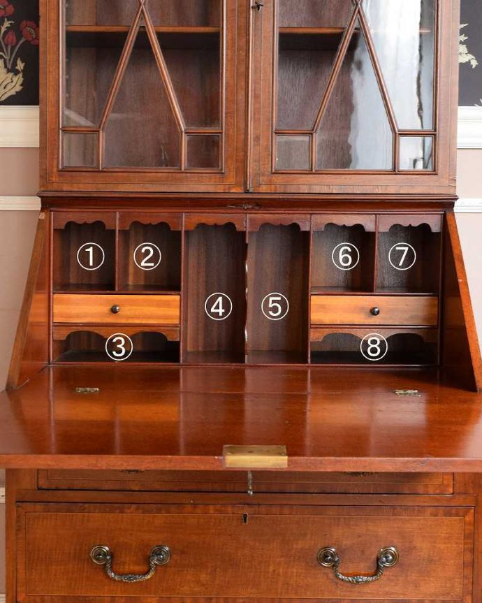 ビューロー　アンティーク家具　美しいマホガニー材のアンティーク家具、英国のビューローブックケース（本棚とデスク） 。お片付け上手のヒミツ扉の中身はこんなに細かく仕切られています。(q-1506-f)