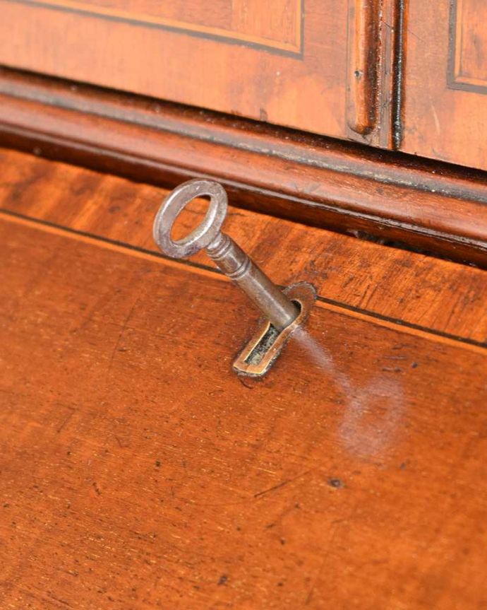 ビューロー　アンティーク家具　美しいマホガニー材のアンティーク家具、英国のビューローブックケース（本棚とデスク） 。鍵を使って開けて下さいおとぎ話から出てきたような可愛いアンティークの鍵で開け閉め出来ます。(q-1506-f)