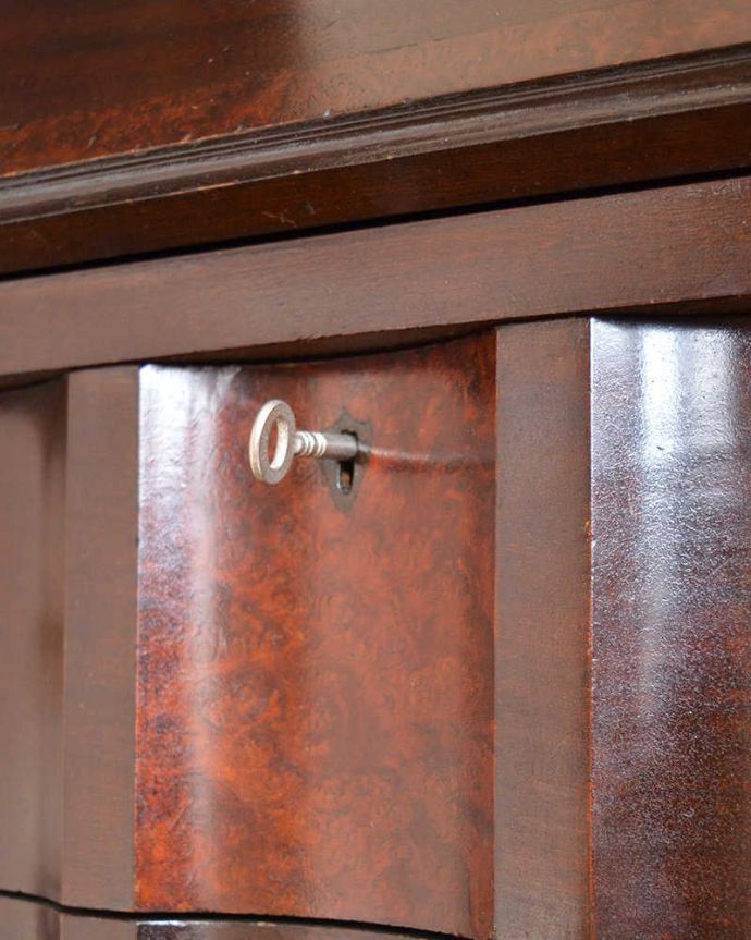 ビューロー　アンティーク家具　美しいアンティーク英国輸入家具、マホガニー材のビューロー（デスク）。引き出しにも鍵がついています引き出しにも鍵がついているので大切なものもしまえて安心です。(q-1507-f)
