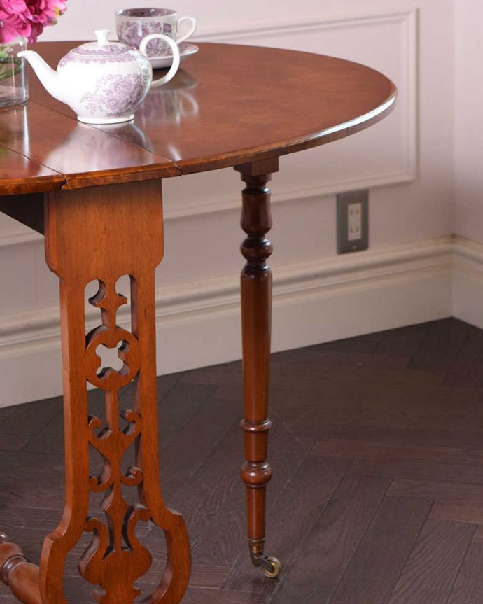 アンティークのテーブル　アンティーク家具　どこから見ても美しいアンティークのウォルナットのゲートレッグテーブル。自慢はやっぱりゲート（門）のような脚まるでゲート（門）が開くような脚の形から名前が付けられたゲートレッグテーブル。(q-1510-f)