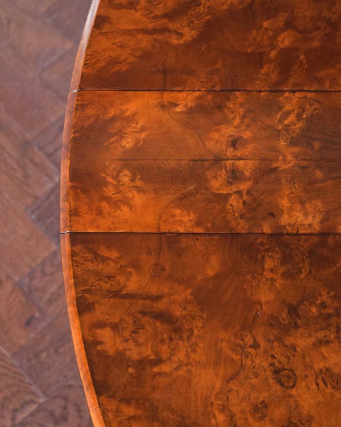 アンティークのテーブル　アンティーク家具　どこから見ても美しいアンティークのウォルナットのゲートレッグテーブル。近づいて見てみると･･･時間と手間暇を掛けて職人が丁寧にお直しした天板は、木目も美しいんです。(q-1510-f)