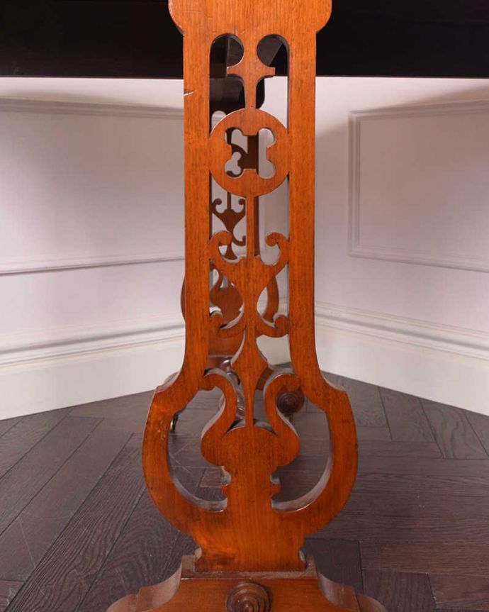 アンティークのテーブル　アンティーク家具　どこから見ても美しいアンティークのウォルナットのゲートレッグテーブル。うっとりする美しさアンティークだから手に入る美しい彫。(q-1510-f)