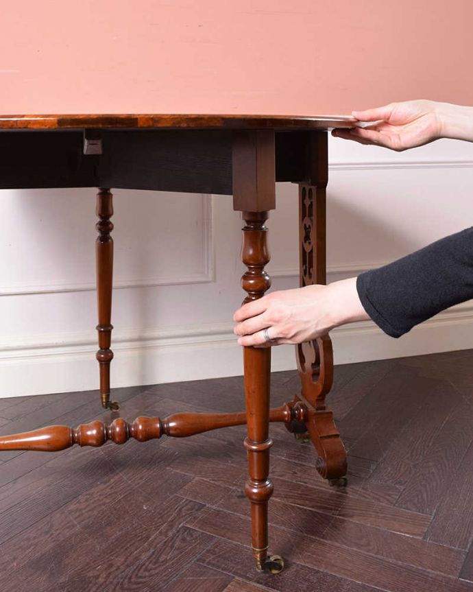 アンティークのテーブル　アンティーク家具　どこから見ても美しいアンティークのウォルナットのゲートレッグテーブル。脚を引き出すだけであっという間ゲートのような形をした脚のテーブル。(q-1510-f)