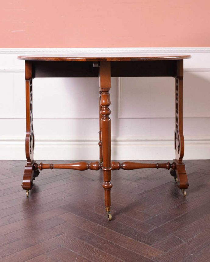 アンティークのテーブル　アンティーク家具　どこから見ても美しいアンティークのウォルナットのゲートレッグテーブル。クルッと回転。(q-1510-f)
