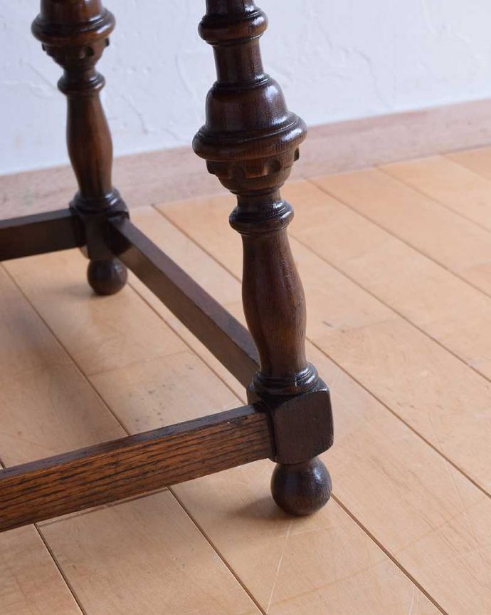 アンティークのテーブル　アンティーク家具　脚の彫りも美しい英国輸入のアンティーク家具、コンパクトなコーヒーテーブル。持ち上げなくても移動できます！Handleのアンティークは、脚の裏にフェルトキーパーをお付けしていますので、床を滑らせて簡単に移動する事が出来ます。(q-1513-f)