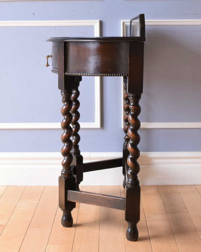 アンティークのテーブル　アンティーク家具　上質な空間を演出する、英国らしいアンティークのツイストラインが美しいコンソールテーブル 。グルッと180度。(q-1514-f)