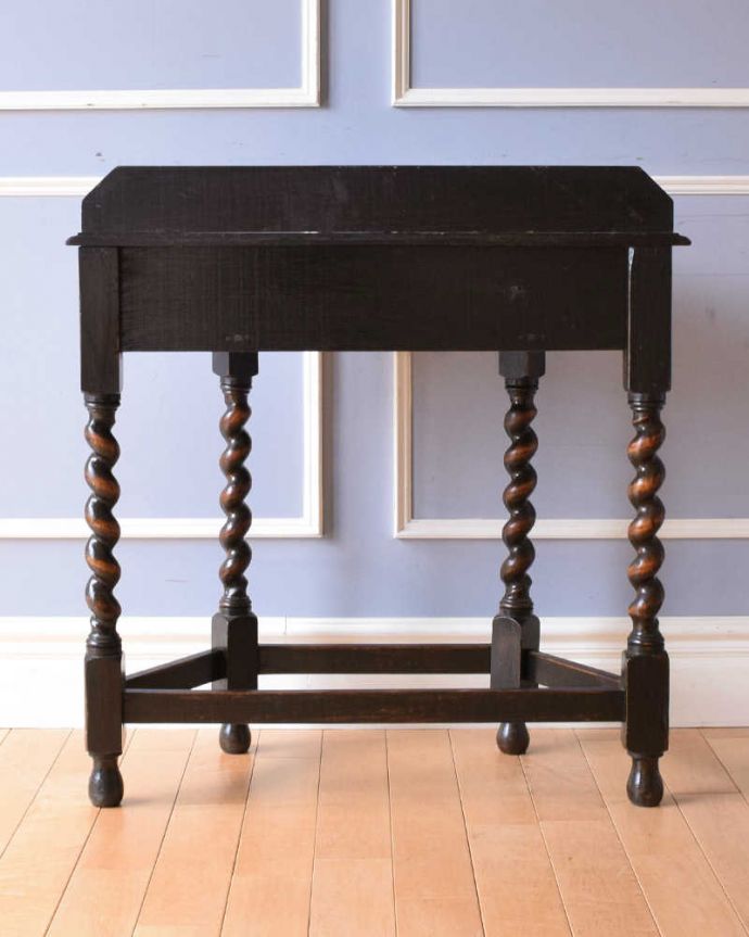アンティークのテーブル　アンティーク家具　上質な空間を演出する、英国らしいアンティークのツイストラインが美しいコンソールテーブル 。後ろ姿にも自信があります。(q-1514-f)