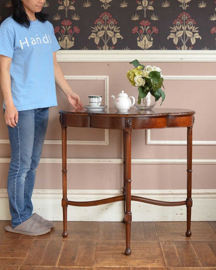 アンティークのテーブル　アンティーク家具　マホガニー材の高級感がある英国輸入家具、天板が特別素敵なオケージョナルテーブル。どんな場所でも便利に使える小さなテーブルそもそも「オケージョナル」とは「便利に使える」と言う意味。(q-1516-f)
