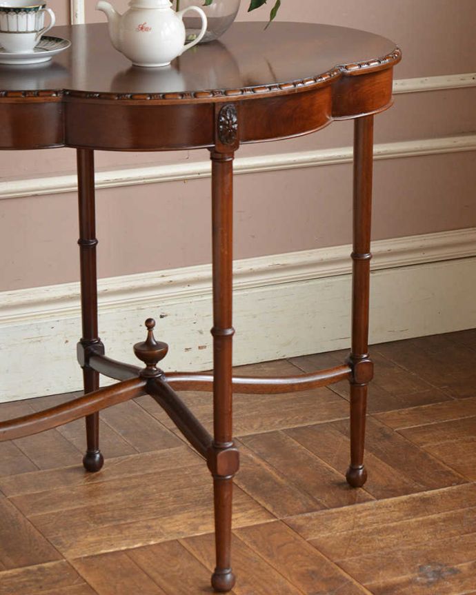 アンティークのテーブル　アンティーク家具　マホガニー材の高級感がある英国輸入家具、天板が特別素敵なオケージョナルテーブル。細くてしなやかな･･･品格ある立ち姿上品でまるで貴婦人のような立ち姿。(q-1516-f)