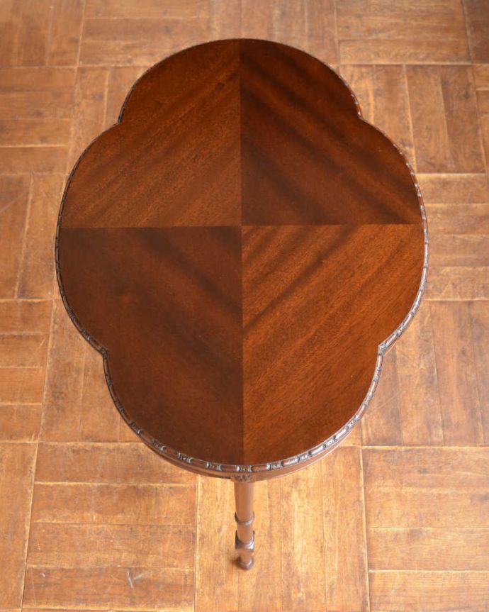 アンティークのテーブル　アンティーク家具　マホガニー材の高級感がある英国輸入家具、天板が特別素敵なオケージョナルテーブル。いろんなことに使って下さい。(q-1516-f)