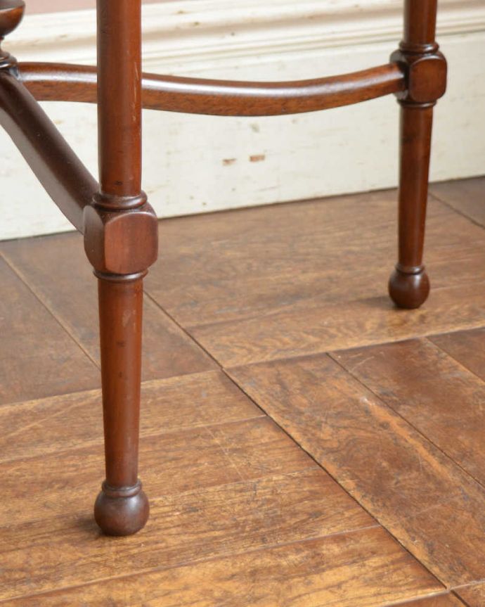 アンティークのテーブル　アンティーク家具　マホガニー材の高級感がある英国輸入家具、天板が特別素敵なオケージョナルテーブル。持ち上げなくても大丈夫！Handleのアンティークは、脚の裏にフェルトキーパーをお付けしています。(q-1516-f)