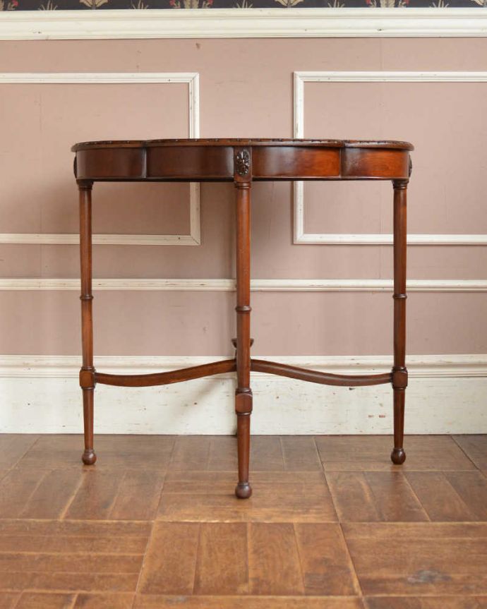 アンティークのテーブル　アンティーク家具　マホガニー材の高級感がある英国輸入家具、天板が特別素敵なオケージョナルテーブル。クルッと回転。(q-1516-f)