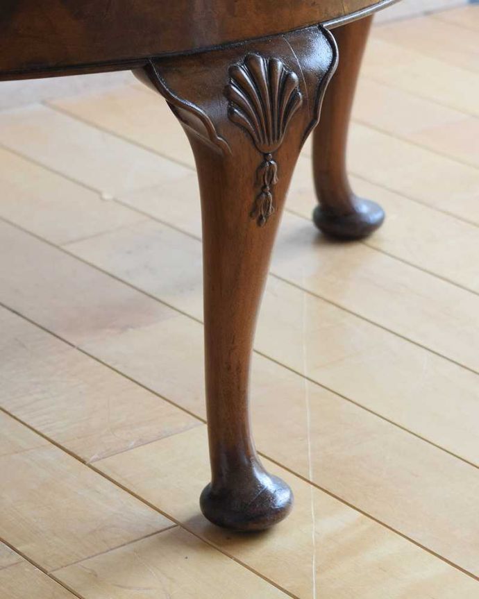 アンティークのテーブル　アンティーク家具　美しい天板の木目とお花のかたちが華やかなアンティークコーヒーテーブル。持ち上げなくても移動できます！Handleのアンティークは、脚の裏にフェルトキーパーをお付けしていますので、床を滑らせてれば移動が簡単です。(q-1517-f)