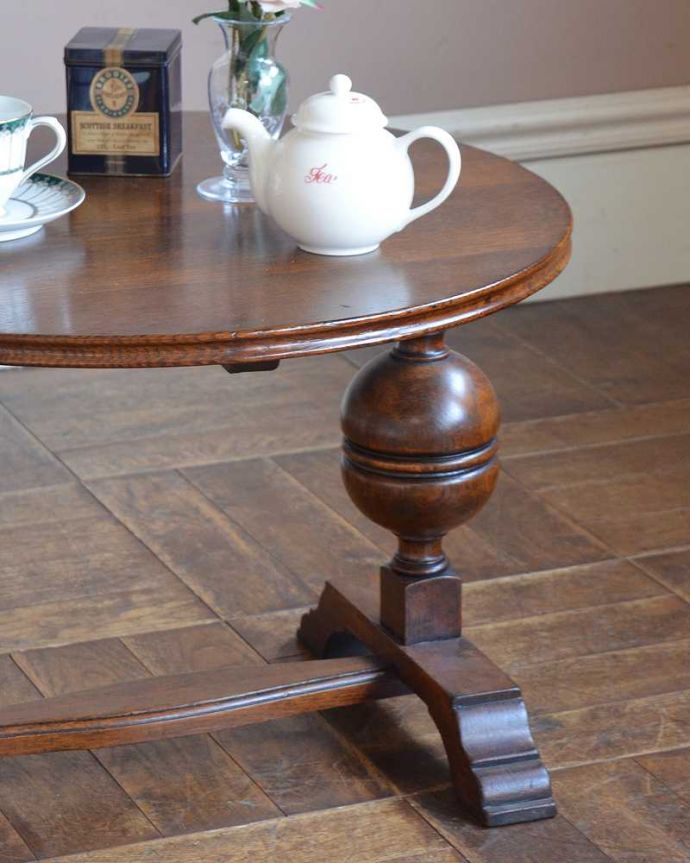 アンティークのテーブル　アンティーク家具　脚の装飾が美しい英国輸入のアンティーク家具、コンパクトなコーヒーテーブル。英国らしく凝った彫りの入った脚脚だけを見ても、アンティークらしさが感じられる凝った彫。(q-1520-f)