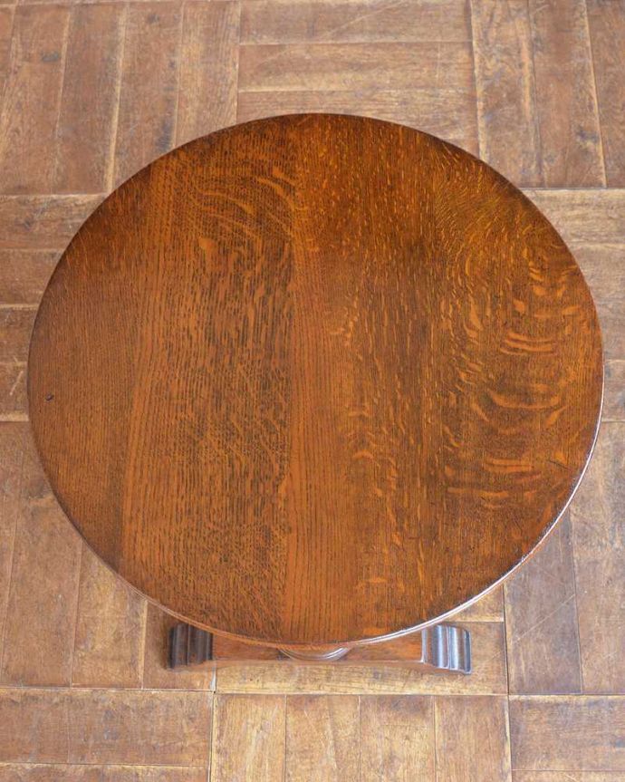 アンティークのテーブル　アンティーク家具　脚の装飾が美しい英国輸入のアンティーク家具、コンパクトなコーヒーテーブル。天板を上から見ると･･･コーヒーテーブルの天板は毎日使う場所だから、しっかり修復しました。(q-1520-f)