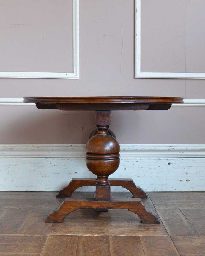 アンティークのテーブル　アンティーク家具　脚の装飾が美しい英国輸入のアンティーク家具、コンパクトなコーヒーテーブル。横から見た姿もステキ横から見るとこんな感じです。(q-1520-f)