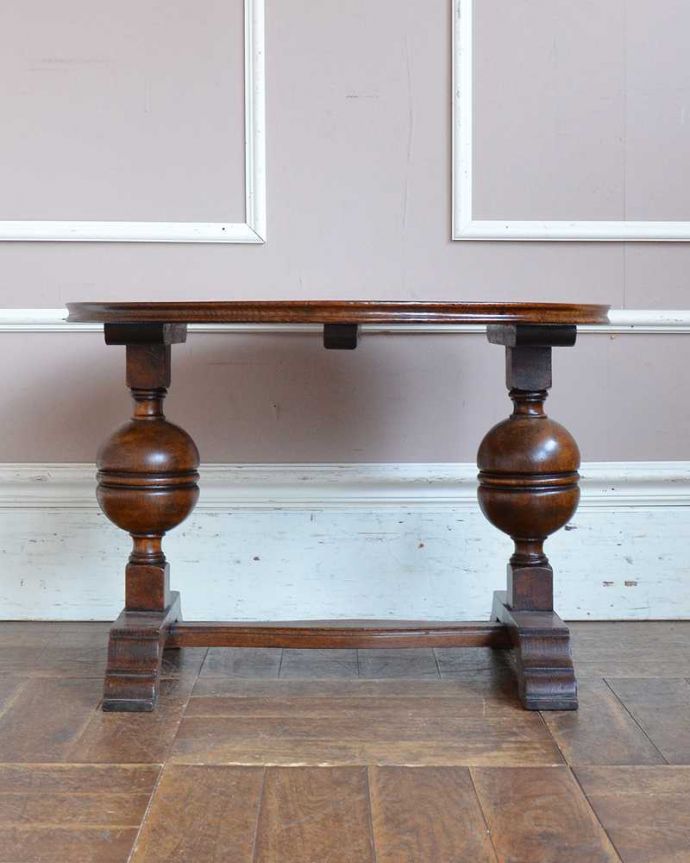 アンティークのテーブル　アンティーク家具　脚の装飾が美しい英国輸入のアンティーク家具、コンパクトなコーヒーテーブル。クルッと回転。(q-1520-f)