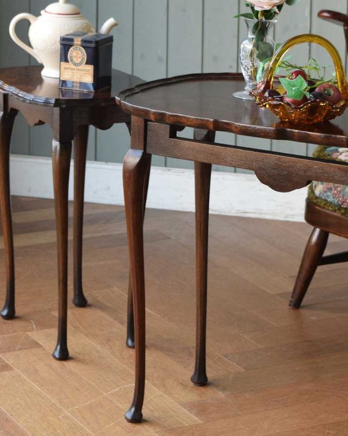 アンティークのテーブル　アンティーク家具　英国のシックなアンティーク家具、ウォルナットの木目が美しい３台セットのネストテーブル。一緒でも、バラバラでも使い方は自由自在のアンティーク。(q-1521-f)
