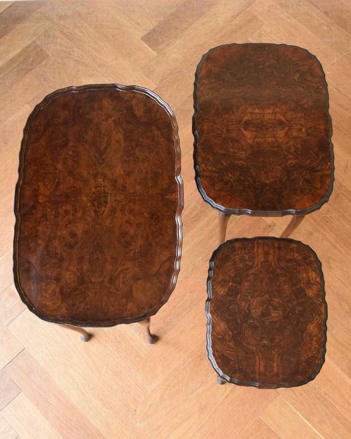 アンティークのテーブル　アンティーク家具　英国のシックなアンティーク家具、ウォルナットの木目が美しい３台セットのネストテーブル。3つを並べて上から見てみましょう大中小3つを並べてみると、こんな感じです。(q-1521-f)