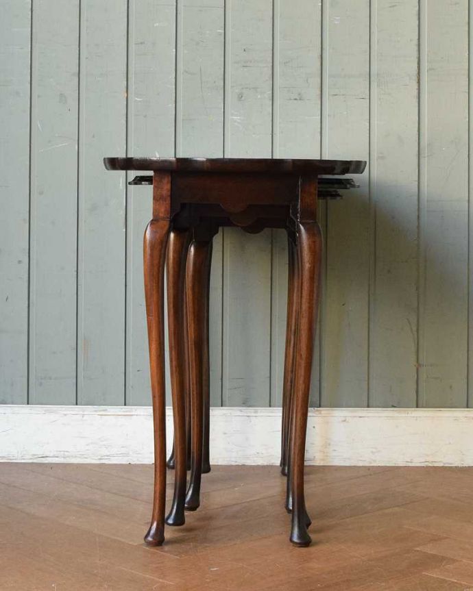 アンティークのテーブル　アンティーク家具　英国のシックなアンティーク家具、ウォルナットの木目が美しい３台セットのネストテーブル。横から見てみると･･･お揃いの脚が3つがキレイに重なって、とっても美しい横顔。(q-1521-f)
