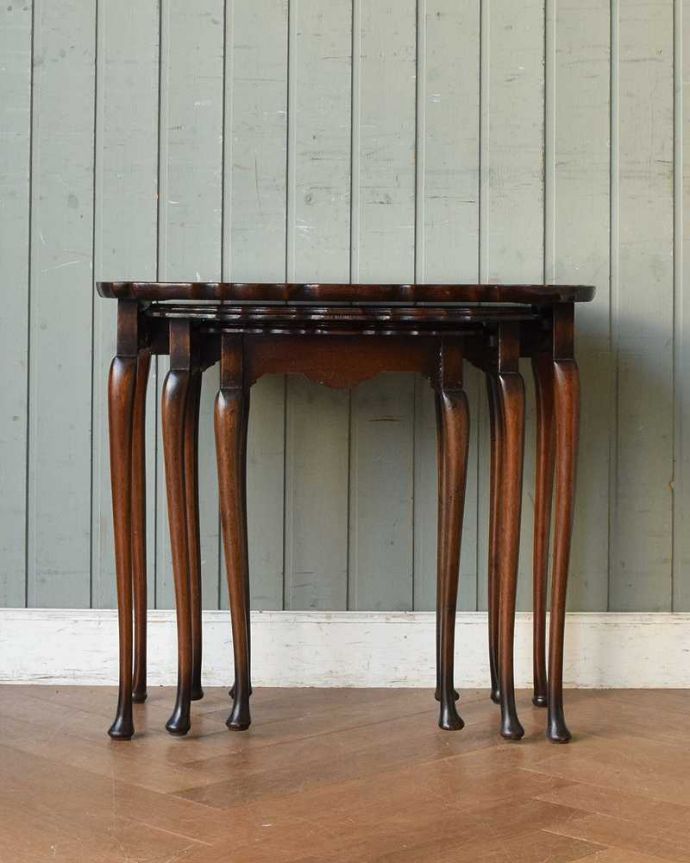 アンティークのテーブル　アンティーク家具　英国のシックなアンティーク家具、ウォルナットの木目が美しい３台セットのネストテーブル。見る角度によって見え方が違います。(q-1521-f)