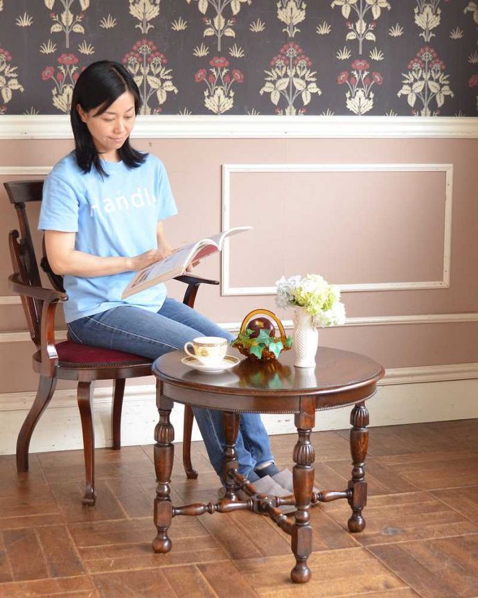 アンティークのテーブル　アンティーク家具　木目も脚も美しい英国輸入のアンティーク家具、小さいコーヒーテーブル。どんな場所にも似合う英国らしいコーヒーテーブル実用的に使える英国らしいアンティークのコーヒーテーブル。(q-1522-f)