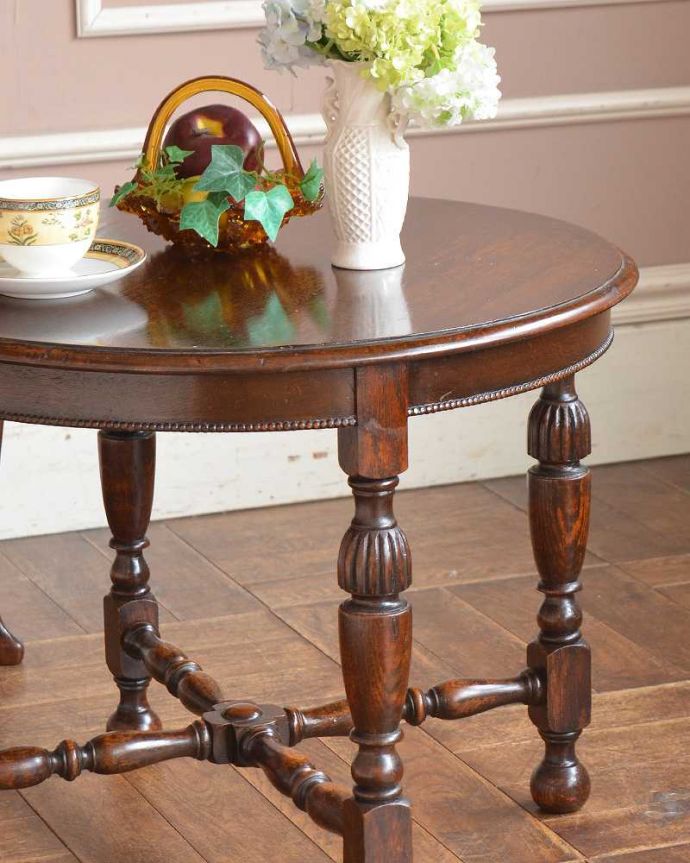 アンティークのテーブル　アンティーク家具　木目も脚も美しい英国輸入のアンティーク家具、小さいコーヒーテーブル。英国らしく凝った彫りの入った脚脚だけを見ても、アンティークらしさが感じられる凝った彫。(q-1522-f)