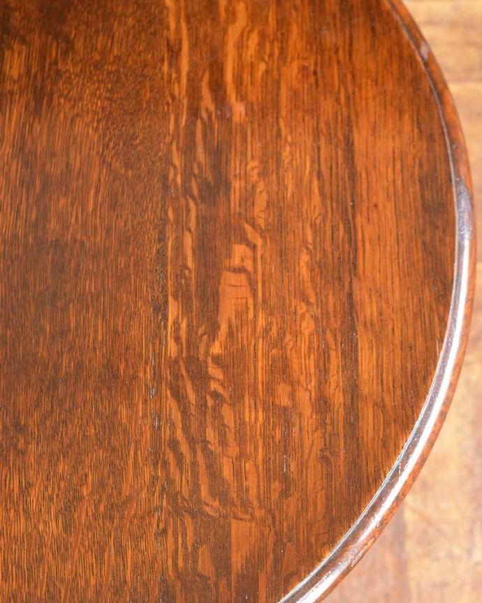 アンティークのテーブル　アンティーク家具　木目も脚も美しい英国輸入のアンティーク家具、小さいコーヒーテーブル。近づいて見てみると･･･アンティークはもちろん新品ではないので小さなキズや汚れはありますが、キレイにお直ししたので満足して頂ける自信があります！。(q-1522-f)