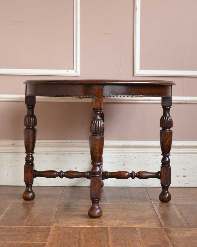 アンティークのテーブル　アンティーク家具　木目も脚も美しい英国輸入のアンティーク家具、小さいコーヒーテーブル。横から見た姿もステキ横から見るとこんな感じです。(q-1522-f)