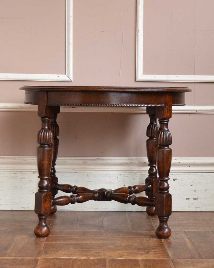 アンティークのテーブル　アンティーク家具　木目も脚も美しい英国輸入のアンティーク家具、小さいコーヒーテーブル。クルッと回転。(q-1522-f)