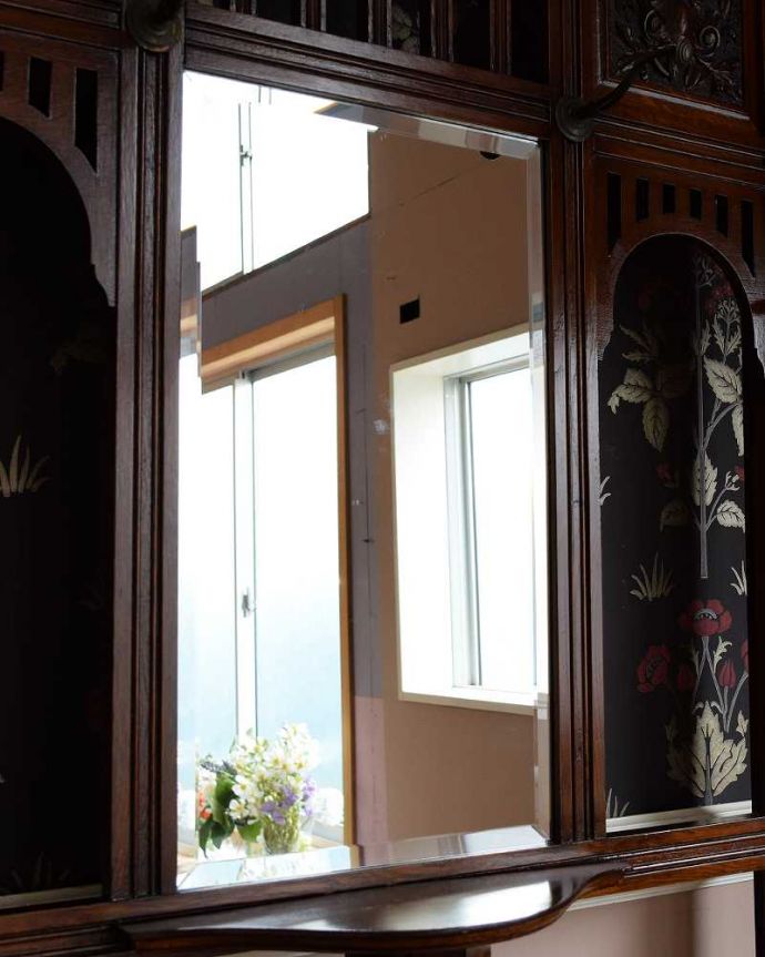アンティークの玄関収納　アンティーク家具　彫刻が美しい機能的な英国アンティーク家具、鏡付きのホールスタンド。お出かけ前にミラーでチェックやっぱり玄関にはミラーが必要！出かける前にサッと身だしなみチェックできるから便利です。(q-1525-f)
