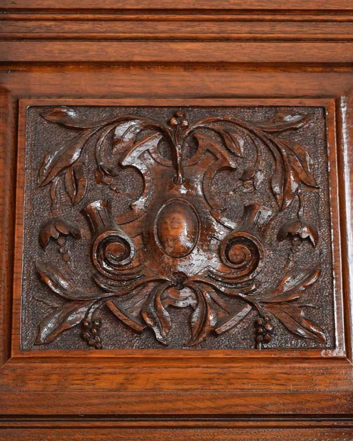 アンティークの玄関収納　アンティーク家具　彫刻が美しい機能的な英国アンティーク家具、鏡付きのホールスタンド。カッコイイ装飾さりげなく施された美しい装飾。(q-1525-f)
