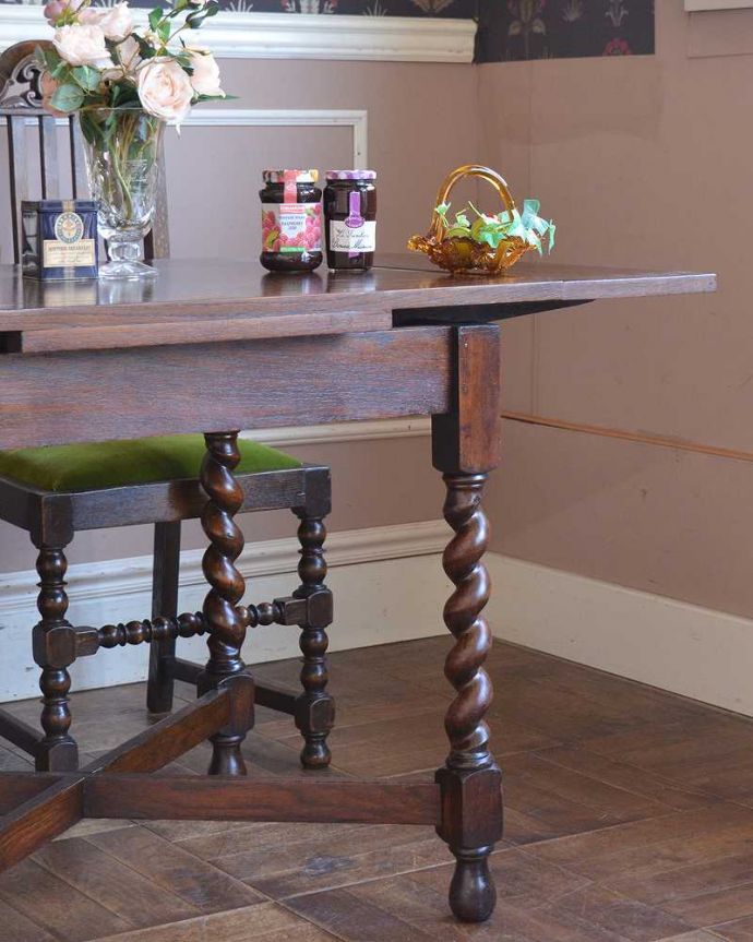 アンティークのテーブル　アンティーク家具　英国輸入のアンティーク家具、使う人数に合わせてサイズが変えられるドローリーフテーブル（ダイニングテーブル）。やっぱり目立っちゃう女性らしいツイスト脚ツイスト脚のテーブルはアンティークのデザインの定番中の定番。(q-1528-f)